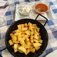 Patatas fritas con 2 salsas at Thundersgreen in Aviles