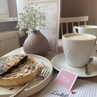 Apfelküchlein, Schoko-Birne-Küchlein, Cappuccino mit Hafermilch  #Veganuary at Seecafé in Goeppingen