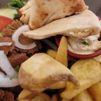 Veganes Gyrosteller aus Kirchererbsen at 3 Spoons in Kos