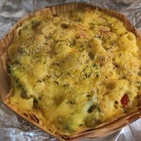 Vegan mac&cheese with added cherry tomatoes at YO' Mac and Cheese in Paris