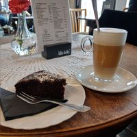 Vegan chocolate cake with latte macchiato at Omi Backt in Bochum