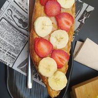 Tostada de plátano  fresa y crema de cacahuete at Craft Coffee in Almeria