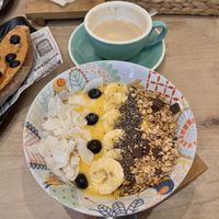 Passion bowl y café con leche de avena  at Craft Coffee in Almeria