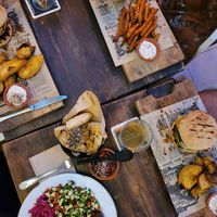 Burger und Falafelteller at Grá Irish Gastropub in Mallorca