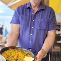 Der stolze Besitzer mit seiner veganen Paella. at Es Port in Mallorca