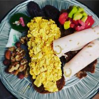 Desayuno con no huevos revueltos y embutido vegano at El Sarao de Lara in Las Rozas De Madrid