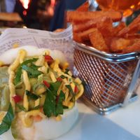 Small portion of "Green Bun" (Tofu, Avocado cream, coleslaw, pineapple) and sweet potato fries  at Ondersch Genusswirtschaft & Streetfood in Oberstdorf