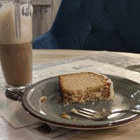 Latte und Zitronenkuchen at Zekis UniCafé in Heidelberg