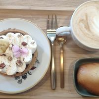 Café, tartaleta de merengue y limón, Magdalena tipica at Michel MaBelle in Bordeaux