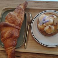 Tartaleta Merengue y limón and croissant at Michel MaBelle in Bordeaux