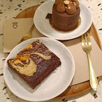 Peanut Brownie (fronto), Choco Hazelnut Mousse (back) at Michel MaBelle in Bordeaux