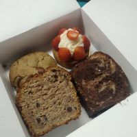 Un gâteau Pauline (palet breton avec crème vanille et fraise),
un cookie matcha amande,
un carrot cake,
et un marbré. at Michel MaBelle in Bordeaux