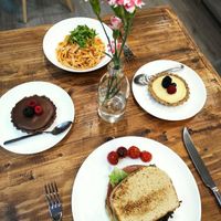 Club sandwich, fettuccine y tartas de chocolate 💚 at Siempre Viva in Mexico City