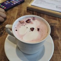 Rose latte, no recuerdo bien el nombre de la bebida pero lleva lavanda, rosas y jengibre. Cosa más deliciosa 😍 at Siempre Viva in Mexico City