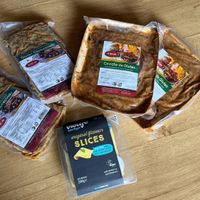 Gluten desmechado, Ceviche de gluten y queso vegetal Violife at El Manjar Industria Vegana in Bogota