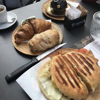 Croissant di crema di pistacchio, croissant col carbone vegetale, croccantino di Rocher, focaccia ripiena di forma io e prosciutto vegetale. Tutto è Plant Based. Buonissimo!   at efrem in Turin