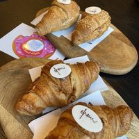 I crossaint sono tutti ripieni di creme squisite di ogni tipo: dal cioccolato bianco al nocciolato, al pistacchio al caramello  at efrem in Turin