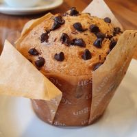 Muffin con chips de chocolate at Hemen Cafeteria in Arrasate