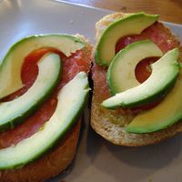 Avocado toast with tomato and oil at Hemen Cafeteria in Arrasate