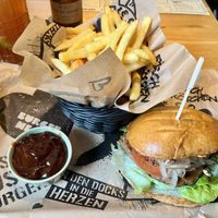 The Berlin Mitte mit Fritten und BBQ-Sauce  at Burgerheart in Nuremberg