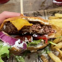 Hamburguesa con papas  at El Garaje in Valencia