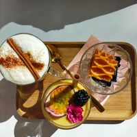 Pumpkin spices latte with soy and tropical smoothie. Pie bites are not vegan ! at Sofia in Oostende