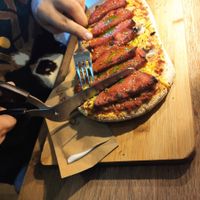 Cutting pizza with scissors at Vapiano in Dusseldorf