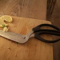 Cut the pizza at Vapiano in Dusseldorf