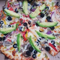 Pizza vegetal sin berenjena y con aguacate at Hostel La Parra in Bakio