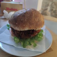 Hamburguesa de avena, vegetales y hummus at Hostel La Parra in Bakio