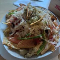 Nachos con queso vegano, tómate, guacamole y alcachofas at Hostel La Parra in Bakio