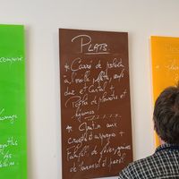Le propriétaire en train d'écrire le menu du jour at IZBA in Perigueux