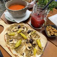 Veganer Flammkuchen und vegane Tomatensuppe mit Brot und Croûtons   at Brasserie Montmartre in Weinheim