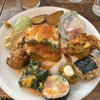 Alguna de las opciones del buffet  at Soya Cantine Bio in Paris