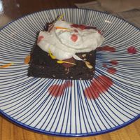 Brownie con helado de coco y canela. at MESTIZA in Valencia