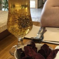 Chips de remolacha y doble de Alhambra  at MESTIZA in Valencia