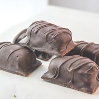 Este delicioso postre gourmet tiene 3 capas suaves a base de quinua de diferentes sabores: almendra, mora y naranja. at Hara Vegan Food in Lima