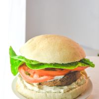 Hamburguesa clásica, tiene carne vegetal de lentejas no frita, acompañada de tomate, lechuga y veganesa (mayonesa). at Hara Vegan Food in Lima