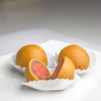 Este delicioso postre gourmet tiene 3 capas suaves a base de quinua de diferentes sabores: almendra, mora y naranja. at Hara Vegan Food in Lima