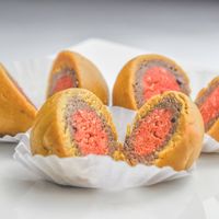 Este delicioso postre gourmet tiene 3 capas suaves a base de quinua de diferentes sabores: almendra, mora y naranja. at Hara Vegan Food in Lima