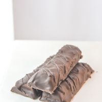 Chocolate relleno con la mejor mezcla de dátiles, mantequilla de maní y avena. at Hara Vegan Food in Lima