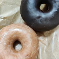 Donut glaseado y donut con cobertura de chocolate negro at MonVeg in Mollet Del Valles