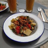 Rigatoni au tofu fumé, houmous et légumes d'été rôtis at Café Augustin in Rouen