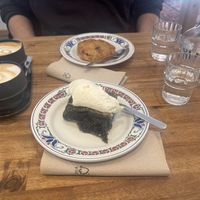 Mohnkuchen & Supercookie, sowie 2 Cappuccini mit Hafermilch   at Café Augustin in Rouen