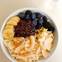 Mango bowl with banana, blueberries, cacao nibs 🥭🥭🥭 at Love Juice Bar - Grenelle in Paris