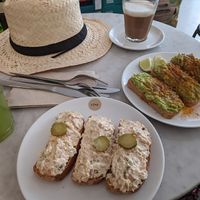 "Tuna-" und Avocadotoast at Love Juice Bar - Grenelle in Paris