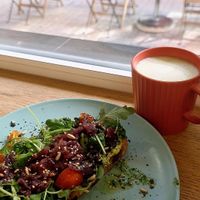 Me pedi la tostada de cebolla pochada y el matcha con bebida vegetal, insuperable at Maybean Cafe in Valencia