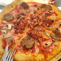 Pizza beata at Santa y Pura in Madrid