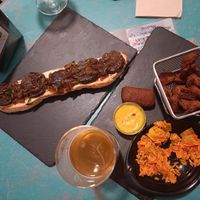 El resto está ya en la barriguita. RIQUÍSIMO!!!! TODO!!!😻 at Santa y Pura in Madrid