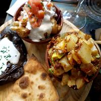 Exquisita cena, trato exquisito, local que hace y es ya casa. Lujos veganos. GRACIAS!! at Santa y Pura in Madrid